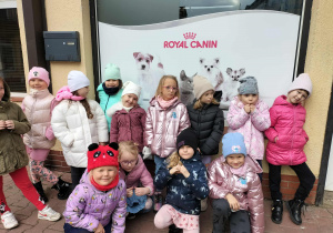 Zdjęcie chłopców przed gabinetem.