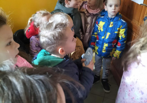 Dzieci wchodzą do gabinetu.