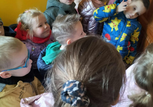 Dzieci oglądają gabinet.