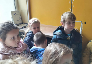 Dzieci słuchają czym zajmuje się weterynarz.