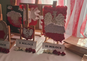Wystawa prac plastycznych nagrodzonych I, II i III miejscem, przedstawiających polskie symbole narodowe w barwach biało-czerwonych.
