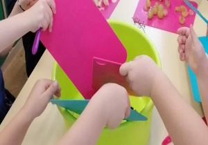 Dzieci wrzucają owoce do miski.