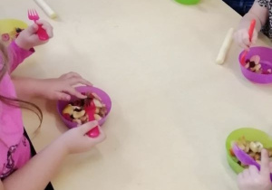 Degustacja sałatki owocowej.