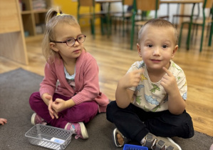 Dzieci czekają na zadanie.