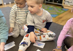 Dzieci układają puzzle.