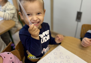 Vladyslaw trzyma pipetę.