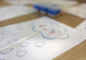 Chmurka z kropelkami i pipetą.