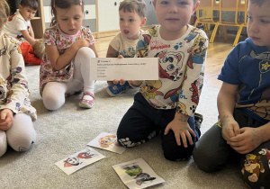 Chłopiec trzyma kartkę w ręku.