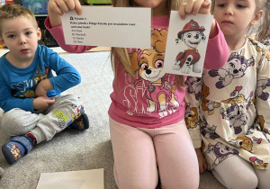 Dziewczynka trzyma kartkę.