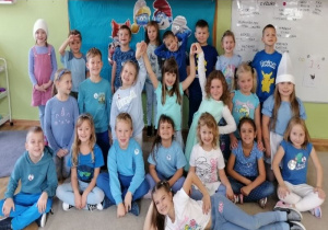 Wszystkie dzieci pozują do zdjęcia.