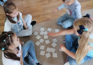 Dzieci grają w memory.