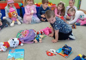 Chłopiec szuka przedmiotu zgodnie z instrukcją.