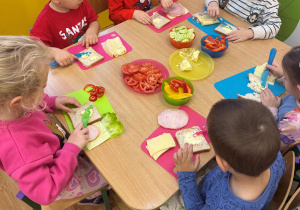 Dzieci robią kolorowe kanapki samodzielnie.