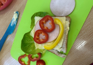 Kolorowa kanapka z uśmiechem.