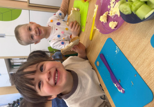 Chłopcy się uśmiechają.