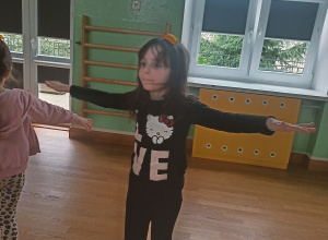 Zajęcia ruchowe na sali gimnastycznej