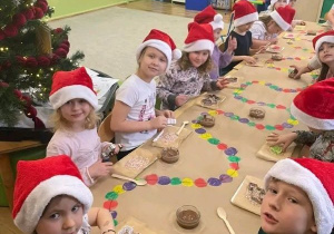 Dzieci pozują do zdjęcia przed rozpoczęciem warsztatów.