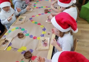 Dzieci wykonują czekoladki.