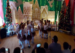 Dziewczynki tańczą z szarfami poruszając się po dwóch kołach.