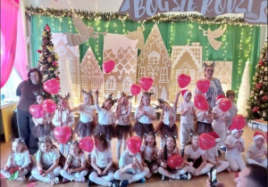 Dzieci wraz z paniami pozują do wspólnego zdjęcia.