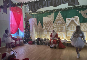 Mikołaj siedzi na krześle.