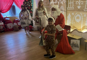 Dziecko trzyma prezent.