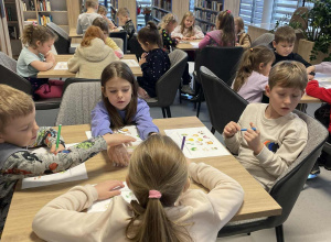 Wycieczka grupy Odkrywców do biblioteki