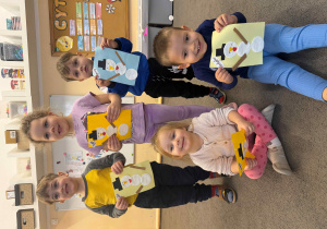 Przedszkolaki trzymają prace plastyczną