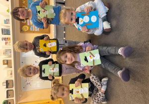 Przedszkolaki trzymają prace plastyczną