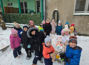 Malowanie śniegu farbami - Światowy Dzień Śniegu