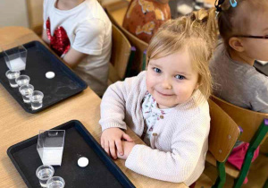 Dziewczynki czekają na wykonanie zadania.