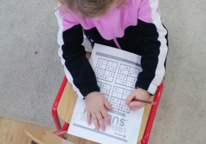 Dziewczynka samodzielnie rozwiązuje „Sudoku”