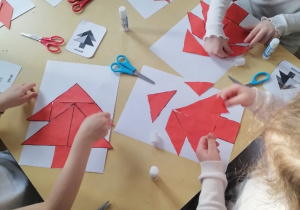 Dzieci układają „Tangram” na kartkach