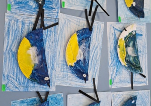 Gotowe prace plastyczne dzieci przedstawiające kolorowe ptaki.