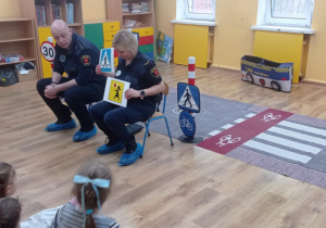 Funkcjonariusze Straży Miejskiej prowadzą zajęcia o bezpieczeństwie drogowym.