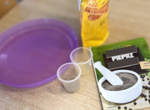 „Brudne ręce”-eksperyment z czarnym pieprzem i mydłem.