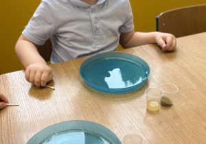 Wiktor w oczekiwaniu na zajęcia.