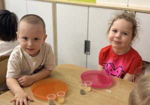 Dzieci rozpoczynają doświadczenie.