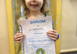 Iga trzyma dyplom za III miejsce.