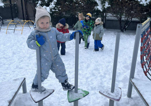 Dziewczynka przechodzi po podestach