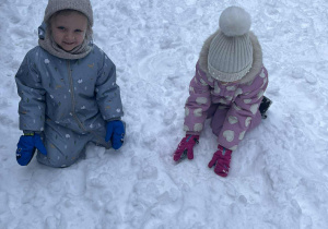 Dzieci bawią się na śniegu