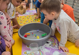 Dzieci obserwują przedmioty.