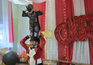 Dziecko aktywnie uczestniczy w pokazie akrobatycznym.