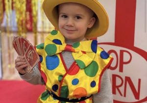 Leon rozdaje bilety do cyrku.