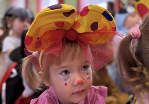 Dziewczynka przebrana w stroj karnawałowy.