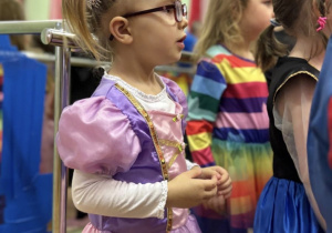 Dziewczynka patrzy na występ cyrku.