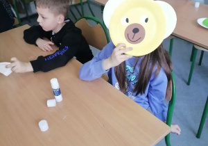 Dziewczynka prezentuje wykonanego przez siebie misia