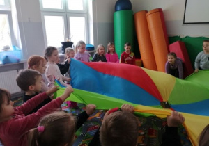 Dzieci bawią się z wykorzystaniem chusty animacyjnej