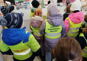 Dzieci obserwują to co pokazuje pani farmaceutka