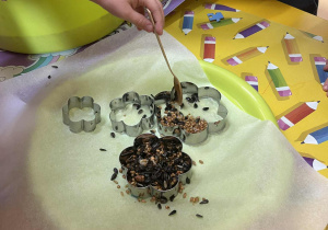 Dzieci mieszają karmę w misce